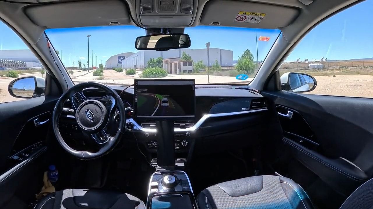 Cabina de nuestro vehículo en una prueba en el Aeropuerto de Teruel: circula en modo autónomo, con el puesto del conductor vacío.