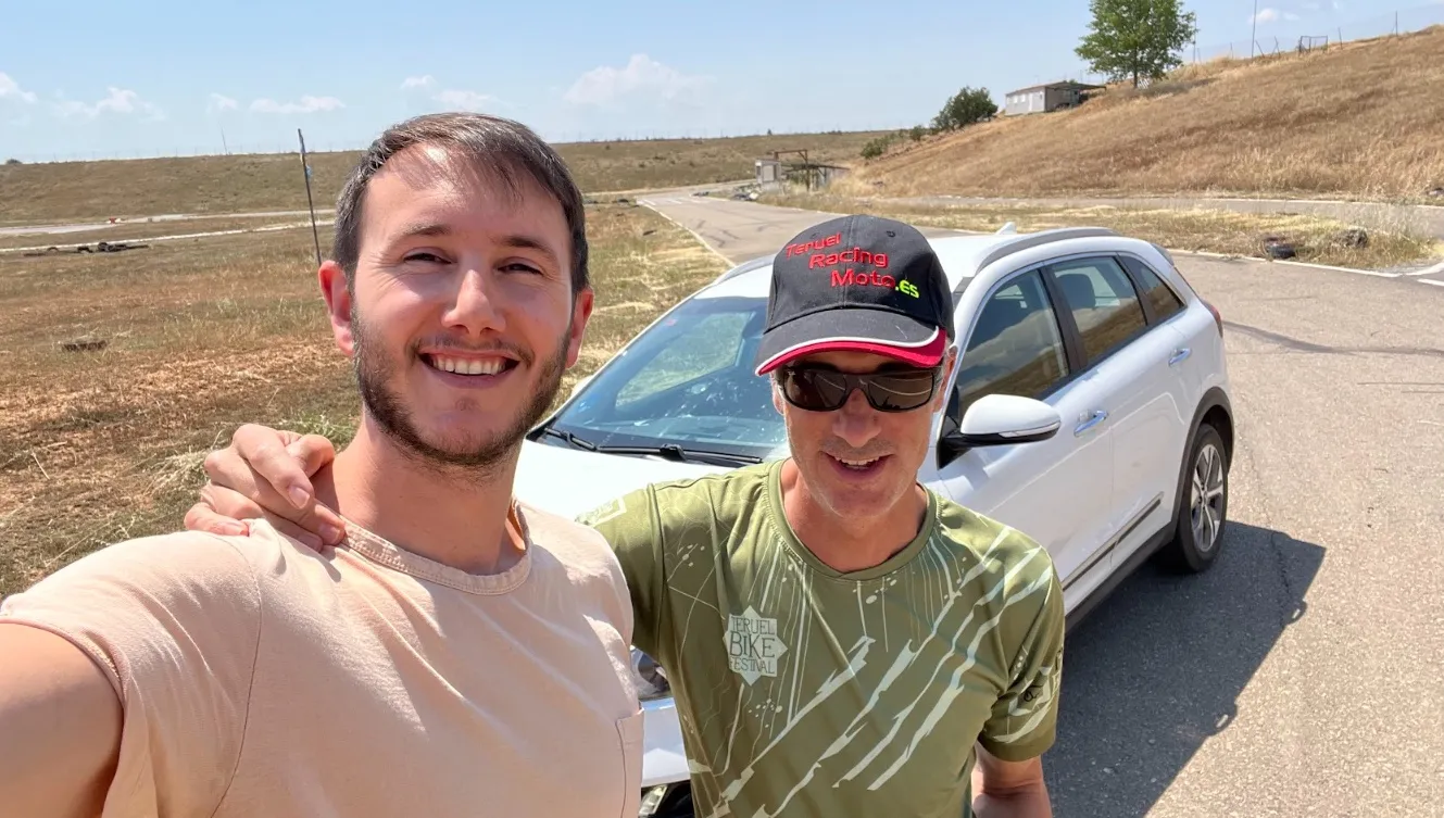 Dos miembros del equipo junto al vehículo de desarrollo en el circuito